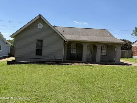 589 Lake Shore Dr, Southaven, MS 38671