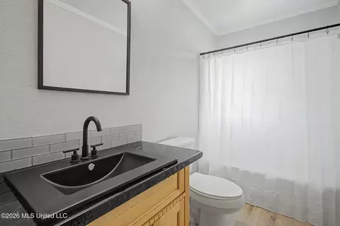 Bath - 5018 Frederick St, Moss Point, MS 39563 photo 1 of 2