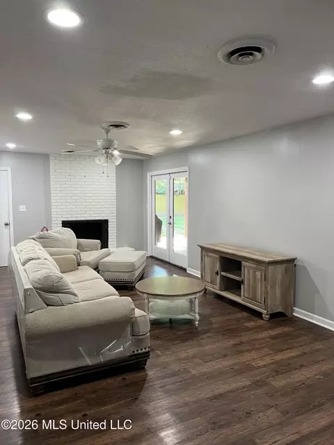 Living - 5230 Ridgewood Rd, Jackson, MS 39211 photo 1 of 1