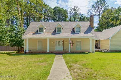 101 Pinewood Dr, Hattiesburg, MS 39402
