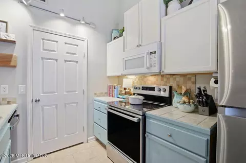 Kitchen - 111 Shadow Hill Dr, Madison, MS 39110 photo 2 of 2