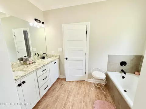 Bath - 1230 Riverdale Rd, Grenada, MS 38901 photo 2 of 6