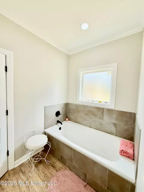 Bath - 1230 Riverdale Rd, Grenada, MS 38901 photo 3 of 6
