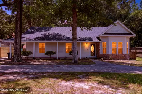2621 Beachview Dr, Ocean Springs, MS 39564