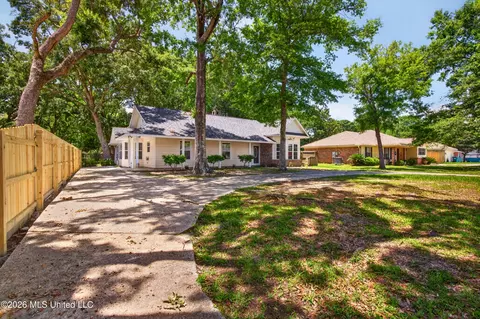 2621 Beachview Dr, Ocean Springs, MS 39564