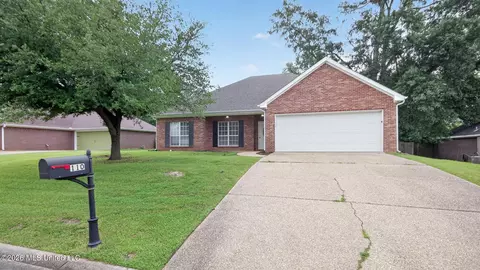 110 Live Oaks Blvd, Pearl, MS 39208