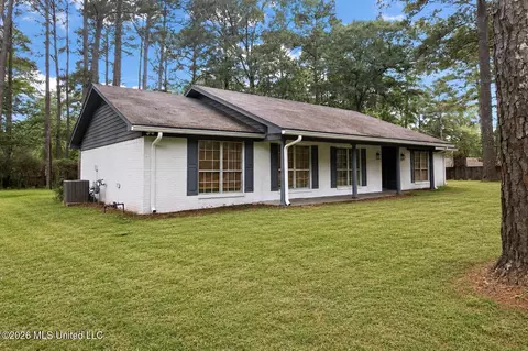 13 Rob Ln, Jackson, MS 39212