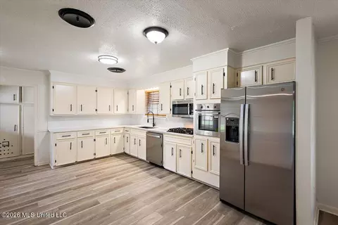 Kitchen - 13 Rob Ln, Jackson, MS 39212 photo 1 of 2