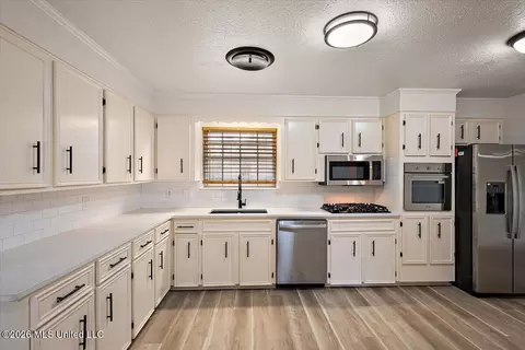 Kitchen - 13 Rob Ln, Jackson, MS 39212 photo 2 of 2