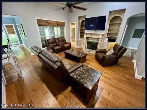 Living - 119 Lindsey Dr, Hernando, MS 38632 photo 1 of 3