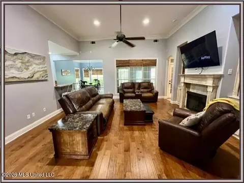 Living - 119 Lindsey Dr, Hernando, MS 38632 photo 2 of 3