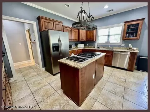 Kitchen - 119 Lindsey Dr, Hernando, MS 38632 photo 2 of 6