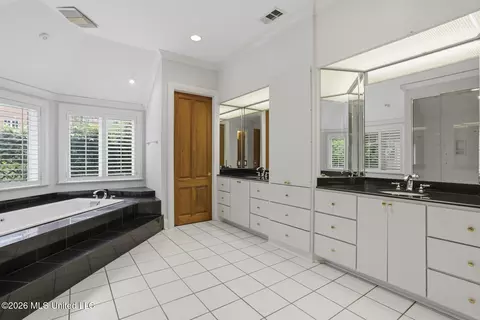 Bath - 1227 Belvoir Pl, Jackson, MS 39202 photo 3 of 5