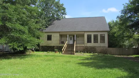 14 Greenbriar Dr, Gulfport, MS 39507