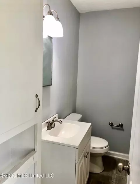 Bath - 110 Cherry Hill Dr, Jackson, MS 39212 photo 7 of 8