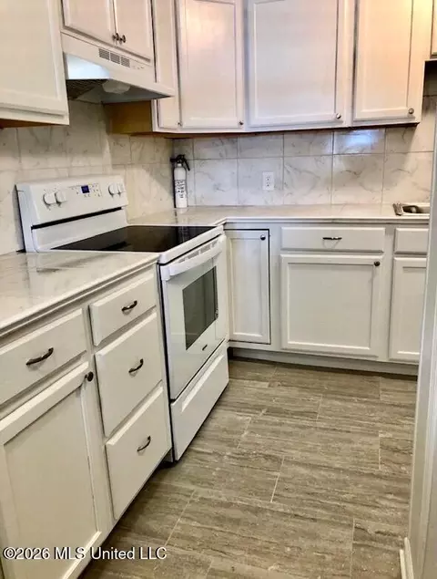 Kitchen - 110 Cherry Hill Dr, Jackson, MS 39212 photo 3 of 4