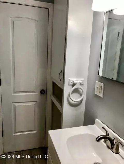 Bath - 110 Cherry Hill Dr, Jackson, MS 39212 photo 5 of 8