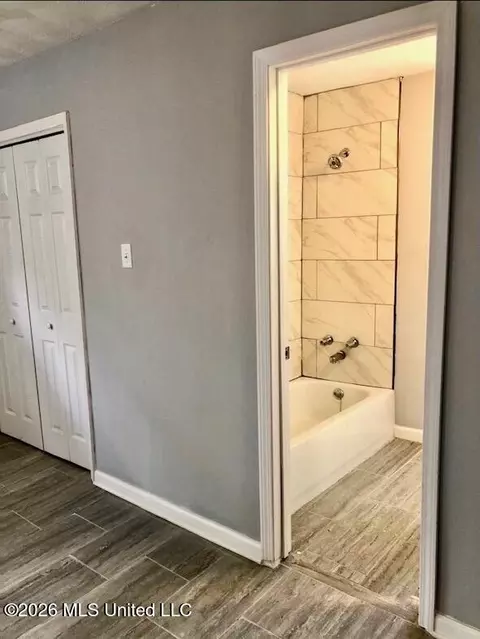 Bath - 110 Cherry Hill Dr, Jackson, MS 39212 photo 1 of 8
