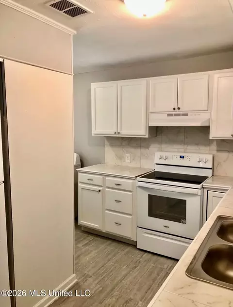 Kitchen - 110 Cherry Hill Dr, Jackson, MS 39212 photo 2 of 4
