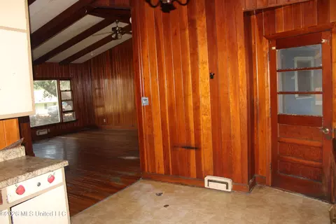 Entry Way - 103 Rodrich, Grenada, MS 38901 photo 2 of 2