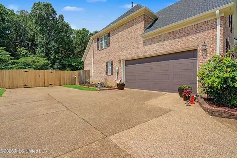Exterior - 6191 Spring Xing, Olive Branch, MS 38654 photo 5 of 8