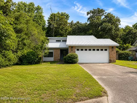 3119 Breezy Hill Ln, Ocean Springs, MS 39564