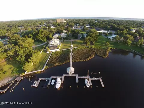 806 Iberville Dr, Ocean Springs, MS 39564