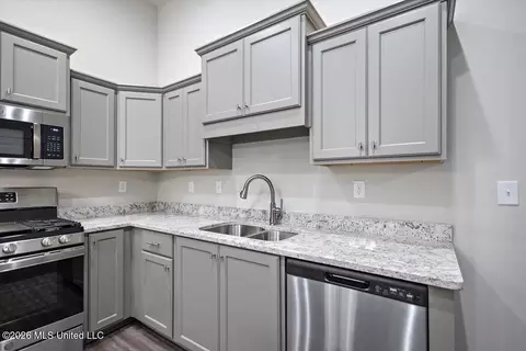 Kitchen - 6511 E John Hamilton Way, Olive Branch, MS 38654 photo 2 of 3