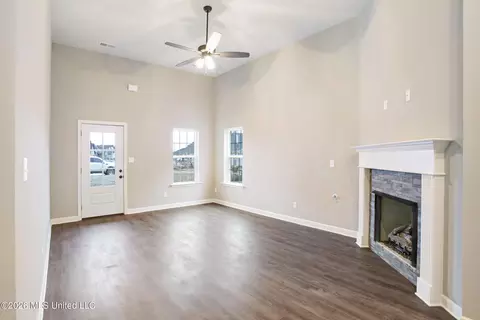 Living - 6511 E John Hamilton Way, Olive Branch, MS 38654 photo 2 of 5