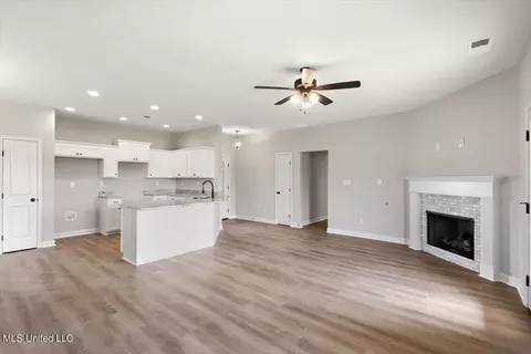 Living - 6344 River Ln, Walls, MS 38680 photo 2 of 2