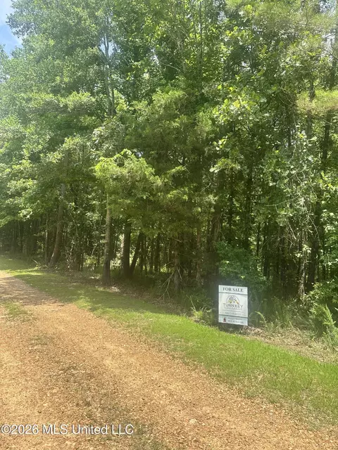 Lakeridge Road, Grenada, MS 38901