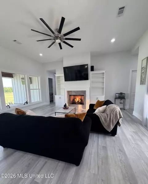 Living - 534 Stump Ridge Rd, Brandon, MS 39047 photo 1 of 2