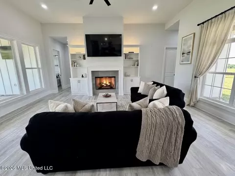 Living - 534 Stump Ridge Rd, Brandon, MS 39047 photo 2 of 2