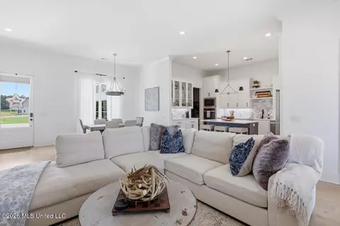 Living - 114 Katherine Ln, Madison, MS 39110 photo 2 of 2