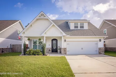 211 Madison Place Dr, Ocean Springs, MS 39564
