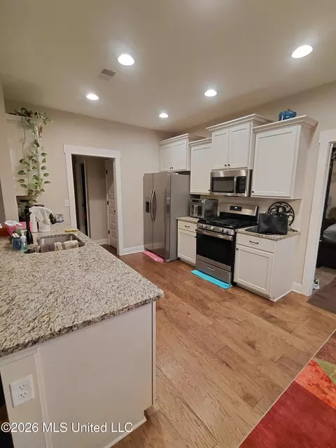 Kitchen - 648 Beckett Cv, Hernando, MS 38632 photo 2 of 2