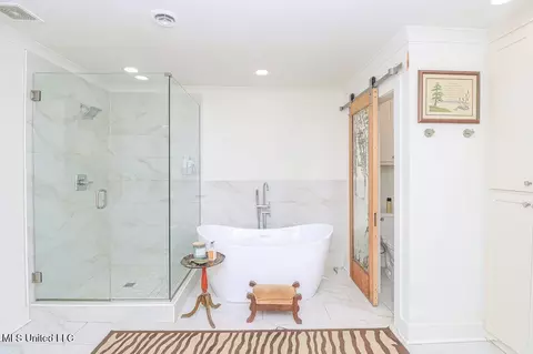 Bath - 1865 E Northside Dr, Jackson, MS 39211 photo 2 of 7