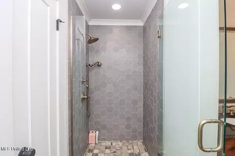 Bath - 1865 E Northside Dr, Jackson, MS 39211 photo 6 of 7