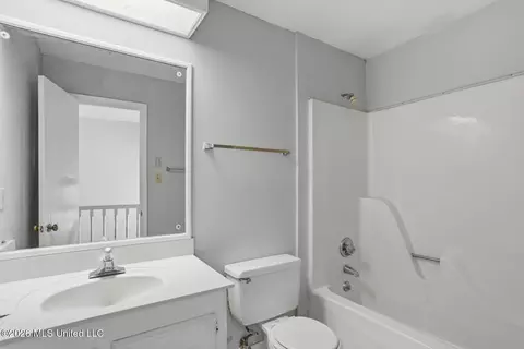 Bath - 2319 River Oaks Blvd #A, Jackson, MS 39211 photo 2 of 2