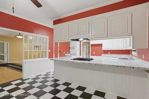 Kitchen - 375 Heritage Pl, Jackson, MS 39212 photo 2 of 4