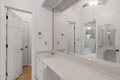 Bath - 375 Heritage Pl, Jackson, MS 39212 photo 1 of 6