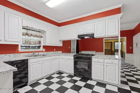 Kitchen - 375 Heritage Pl, Jackson, MS 39212 photo 4 of 4
