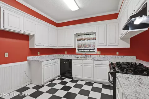 Kitchen - 375 Heritage Pl, Jackson, MS 39212 photo 3 of 4