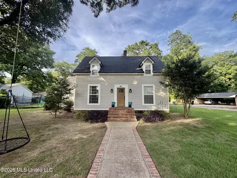601 N Deer Creek Dr, Leland, MS 38756