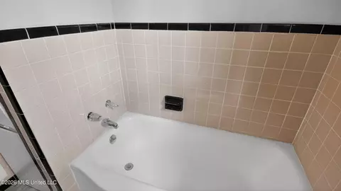 Bath - 1664 Kentwood Dr, Jackson, MS 39212 photo 3 of 3