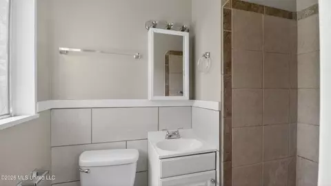 Bath - 1664 Kentwood Dr, Jackson, MS 39212 photo 1 of 3