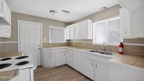 Entry Way - 1664 Kentwood Dr, Jackson, MS 39212 photo 2 of 2