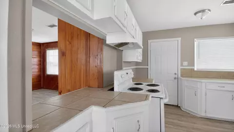 Entry Way - 1664 Kentwood Dr, Jackson, MS 39212 photo 1 of 2