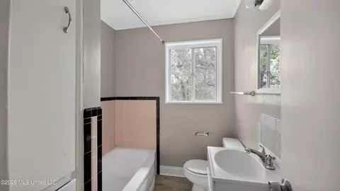 Bath - 1664 Kentwood Dr, Jackson, MS 39212 photo 2 of 3