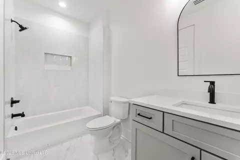 Bath - 5424 Sophia Ln, Hernando, MS 38632 photo 3 of 8